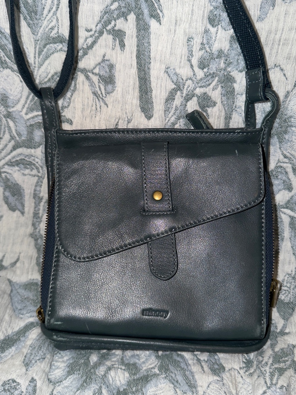 Minooy Compact Leather Crossbody Bag in Dark Blue